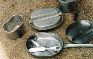 WW2 US Army Mess kits and tins, with cutlery