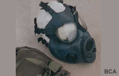 M17 late model US Army gas mask with carrying case